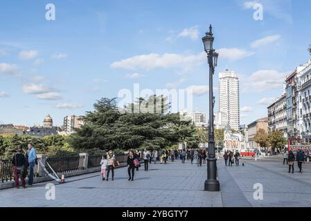 Madrid, Spanien, 13. November 2016: Bailen Street in Madrid. Das Hotel befindet sich im Stadtzentrum von Madrid in der Nähe des Königspalastes, Europa Stockfoto