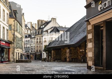 Quimper, Frankreich, 2. August 2018: Stadtbild der Altstadt von Quimper, der Hauptstadt des Departements Finistere der Bretagne im Nordwesten Frankreichs, EUR Stockfoto