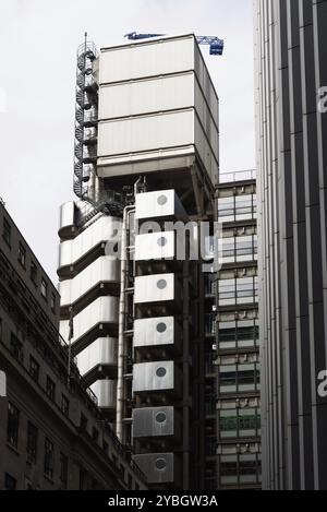 London, UK, 25. August 2023: Niedrigwinkelansicht des Lloyds Building in der City of London durch Richard Rogers Architekt. Versicherungsgesellschaft. Vertikale Aufnahme Stockfoto