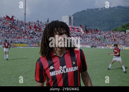 Fußballspiel, niederländischer Nationalspieler Ruud GULLIT AC Milan potrait Foto vor dem Spiel auf dem Spielfeld, AC Milan Fans im Hintergrund, Sinigaglia Stockfoto