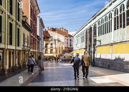 Oviedo, Spanien, 1. April 2019: Fontanstraße mit traditionellen Häusern im historischen Stadtzentrum, Europa Stockfoto