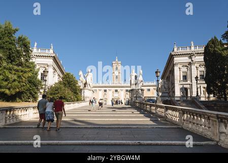 Rom, Italien, 20. August 2016: Blick auf die Cordonata capitolina, die von der Piazza d'Aracoeli zur Piazza del Campidoglio führt, entworfen von Michelangelo a Sunny Stockfoto