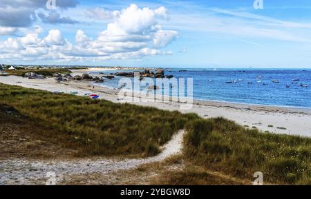 Malerischer Blick auf den felsigen Strand von Kerlouan, Finistere, Bretagne, Frankreich, Europa Stockfoto