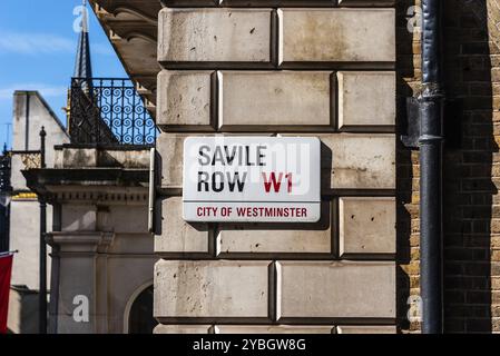 London, Großbritannien, 27. August 2023: Blick auf das Namensschild der Savile Row Street. Die Savile Row ist eine Straße in Mayfair im Zentrum von London. Vor allem für seine Tradition bekannt Stockfoto