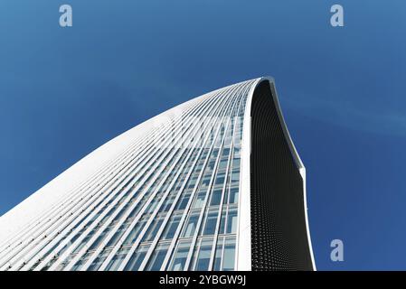 London, UK, 14. Mai 2019: Niedrigwinkelansicht des 20 Fenchurch Wolkenkratzers in London gegen blauen Himmel. Auch bekannt als Walkie Talkie Building Stockfoto