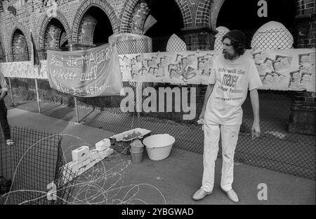 Deutschland, Berlin, 13. August 1991, Komitee für den Wiederaufbau der Mauer, symbolisch ein Stück der Mauer auf der Oberbaumbrücke, gemauert Stockfoto