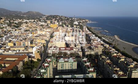 Aus der Vogelperspektive von Malaga: Eingebettet zwischen Gibralfaro Hill und Guadalmedina, historisch und dennoch lebendig, mit 2800 Jahren Geschichte, ist es ein Juwel an der Küste Spaniens Stockfoto