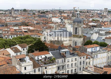 La Rochelle, Frankreich, 7. August 2018: Blick auf den alten Hafen von La Rochelle und die historische Stadt ein bewölkter Sommertag, Europa Stockfoto