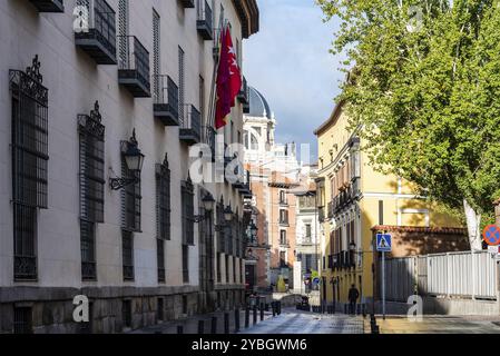 Madrid, Spanien, 1. November 2019: Sacramento Straße im historischen Zentrum von Madrid. Madrid de los Austrias Viertel, Europa Stockfoto