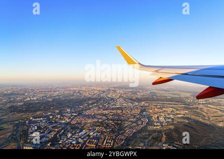 Flügel des Flugzeugs über Madrid fliegen. Reisen Konzept Stockfoto