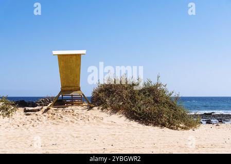 Malerischer Blick auf Bademeister gelbe Hütte am Strand gegen Sky Stockfoto