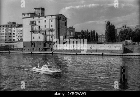 Deutschland, Berlin, 13. August 1991, Polizeiboot auf der Spree, altes Lagerhaus, Mauer, Europa Stockfoto