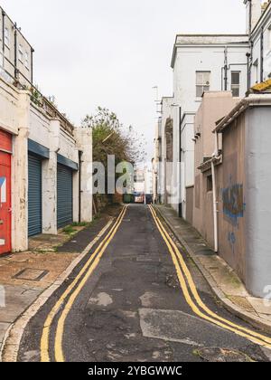 Hastings, East Sussex, England, Vereinigtes Königreich, 11. Mai, 2022: eine ziemlich verlassene und baufällige Seitenstraße in der Nähe des Stadtzentrums Stockfoto