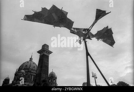 Deutschland, Berlin, 19. Oktober 1991, Kunstaktion von Tacheles, auf der Friedrichsbruecke: Vogel, (Berliner Dom), Europa Stockfoto