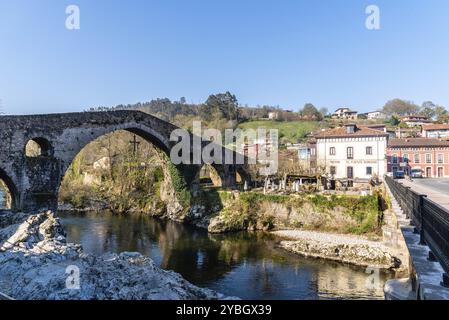 Cangas de Onis, Spanien, 31. März 2019: Brücke über den Fluss Sella in Asturien, Europa Stockfoto