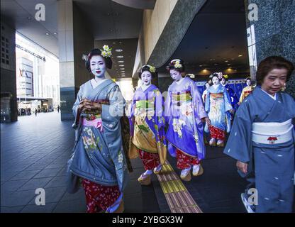 26.03.2015 Kyoto, Japan. Geisha-Studenten neben dem Bahnhof Kyoto. In traditionellen Kimonos und Getya (Holzschuhe). Editorial Stockfoto