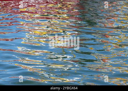 Abstrakte farbenfrohe Reflexion der ein Boot im Wasser eines Hafens Stockfoto