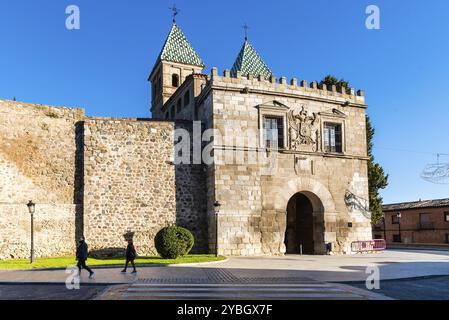 Toledo, Spanien, 6. Dezember 2019: Das neue Bisagra-Tor in den Stadtmauern. Blick vor blauem Himmel. Er wurde von Alonso de Covarrubias, Europa, entworfen Stockfoto