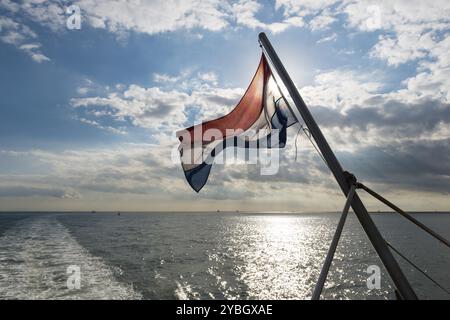 Wattenmeer mit niederländischer Flagge von der Fähre aus gesehen Stockfoto