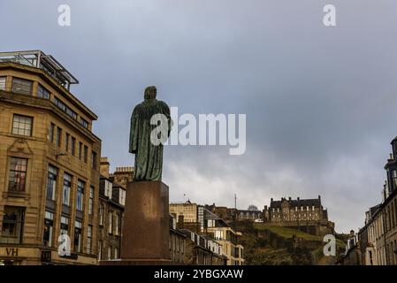 Edinburgh, UK, 5. Dezember 2023: Thomas Chalmers Statue in der George Street gegen das Castle of Edinburgh Stockfoto