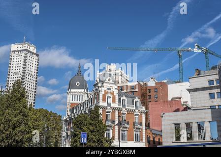 Madrid, Spanien, 13. November 2016: Bailen Street, Spain Square und spanischer Senat in Madrid. Das Hotel befindet sich im Stadtzentrum von Madrid in der Nähe des Königspalastes, Europa Stockfoto