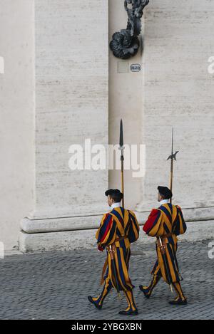 Rom, Italien, 19. August 2016: Päpstliche Schweizer Garde machen den Wachwechsel. Die Schweizer Wachen dienten seit dem späten 15. Jahrhundert in Europa Stockfoto