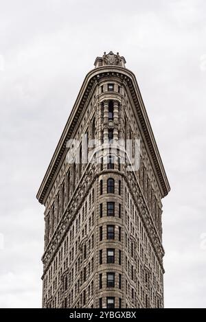 Flatiron Building in Manhattan. Niedriger Blickwinkel bei bewölktem Tag. Es ist einer der berühmtesten Wolkenkratzer der Welt und ein Symbol für New York Stockfoto