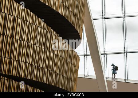 Oslo, Norwegen, 11. August 2019: Silhouette eines Besuchers im Opernhaus in Oslo. Innenansicht. Modernes Gebäude, entworfen von Snohetta Architekten. Es ist der Stockfoto