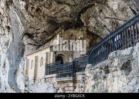 Covadonga, Spanien, 31. März 2019: Die Heilige Höhle von Covadonga. Das Heiligtum von Covandonga ist ein Denkmal, das an die Schlacht von Covadonga erinnert. Stockfoto