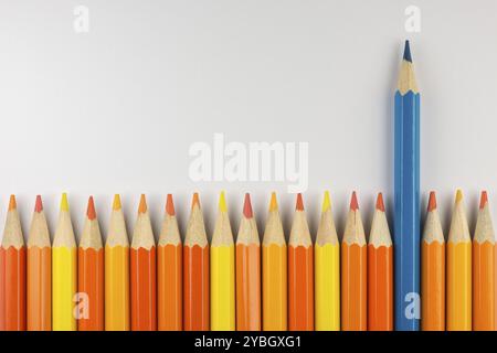 Abstrakte Komposition ein Set aus Holz Farbstifte vor einem weißen Hintergrund Stockfoto