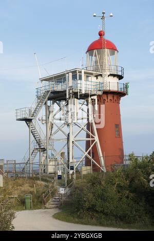 Der gusseiserne Leuchtturm auf der watteninsel Vlieland, in der Nähe des Dorfes Oost-Vlieland, der sich auf der sogenannten Vuurboetsduin in den Niederlanden befindet Stockfoto