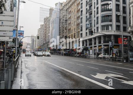 Madrid, Spanien, 20. November 2016: Regnerischer Tag in der Gran Via in Madrid. Es ist eine kunstvolle und gehobene Einkaufsstraße im Zentrum von Madrid. Es ist bekannt Stockfoto