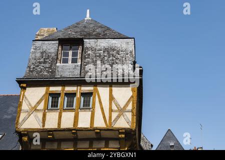 Flacher Blick auf das farbenfrohe mittelalterliche Haus mit Fachwerk im historischen Zentrum von Vannes, Bretagne, Frankreich, Europa Stockfoto