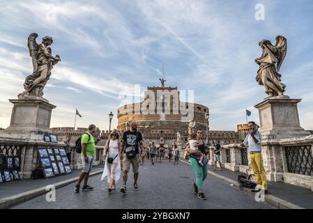 Rom, Italien, 18. August 2016: Brücke und Mausoleum Castel Sant Angelo bei Sonnenuntergang. Das Mausoleum von Hadrian, auch bekannt als Castel Sant'Angelo, ist ein To Stockfoto