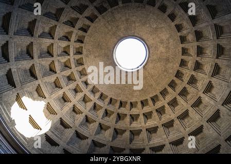 Rom, Italien, 18. August 2016: Innenansicht des Pantheons von Agripa in Rom. Das Pantheon ist ein ehemaliger römischer Tempel, heute eine Kirche in Europa Stockfoto