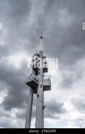 Prag, Tschechische Republik, 21. August 2017: Zizkow-Fernsehturm in Prag. Es handelt sich um einen Senderturm und ein Beispiel für High-Tech-Architektur. Niedrig Stockfoto