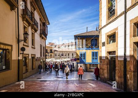 Oviedo, Spanien, 1. April 2019: Straße mit traditionellen Häusern im historischen Stadtzentrum, Europa Stockfoto