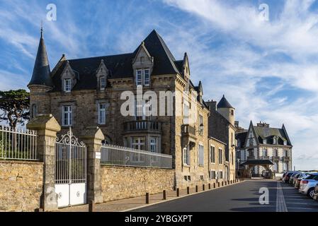 Roscoff, Frankreich, 31. Juli 2018: Alte Wohnhäuser und Kurorte am Abend gegen Himmel, Europa Stockfoto