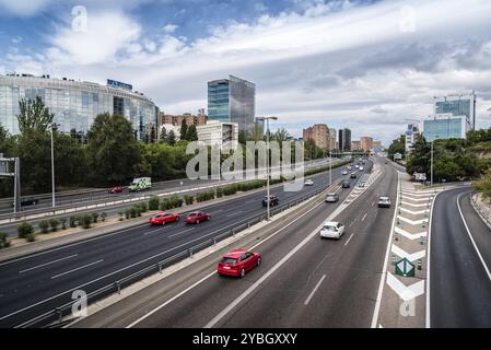 Madrid, Spanien, 9. September 2017: Malerischer Blick auf die Autobahn M30 in Madrid ein bewölkter Tag, Europa Stockfoto