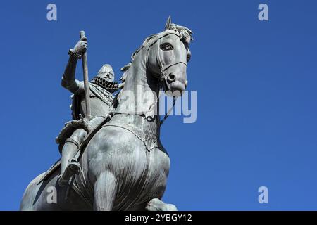 Die berühmte Reiterstatue von Philipp III. Auf Madrids Plaza Mayor, die 1616 von Giambologna und Pietro Tacca gefertigt wurde, ist ein kultureller Schatz Stockfoto