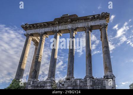 Blick auf Forum of Rome ein sonniger Sommertag in Rom. Es war jahrhundertelang das Zentrum des römischen öffentlichen Lebens Stockfoto