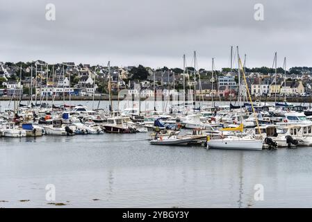 Camaret-sur-Mer, Frankreich, 4. August 2018: Malerischer Blick auf den Hafen und die Uferpromenade, Europa Stockfoto