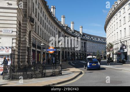 London, UK, 27. August 2023: Picadilly Circus am frühen Morgen während der Sommerzeit Stockfoto