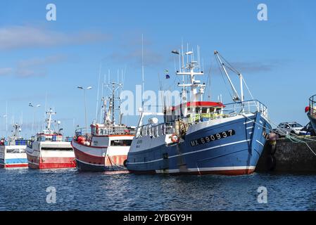 Roscoff, Frankreich, 31. Juli 2018: Fischerboote im Hafen von Roscoff. Sonniger Sommertag mit blauem Himmel, Europa Stockfoto