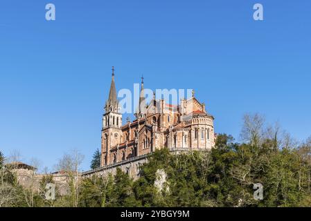 Covadonga, Spanien, 31. März 2019: Basilika Covadonga. Das Heiligtum von Covandonga ist ein Denkmal, das an die Schlacht von Covadonga erinnert Stockfoto