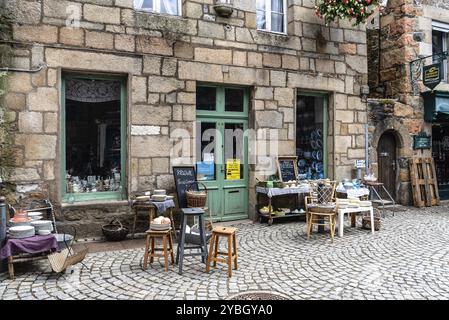 Paimpol, Frankreich, 28. Juli 2018: Antiquitätengeschäft in der Altstadt von Paimpol, Bretagne, Europa Stockfoto