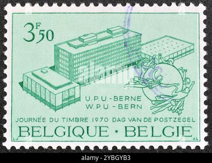 Gestempelte Briefmarke, gedruckt von Belgien, die das Gebäude der New World Postal Union (W.P.U.) in Bern zeigt, um 1970. Stockfoto