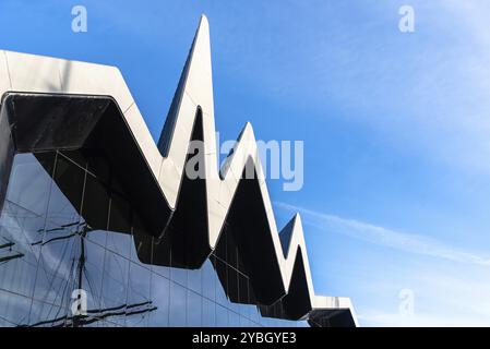 Glasgow, Großbritannien, 6. Dezember 2023: Riverside Museum von Zaha Hadid Architect im Yorkhill-Viertel von Glasgow, Schottland. Verkehrsmuseum Stockfoto