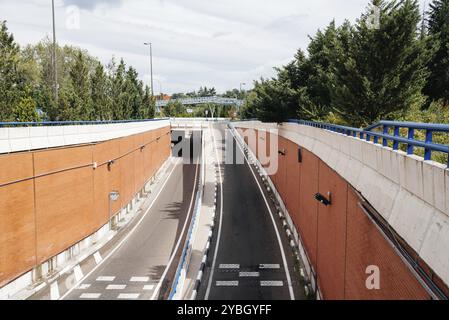 Madrid, Spanien, 9. September 2017: Zugang zur Autobahn M30 in Madrid ein bewölkter Tag, Europa Stockfoto