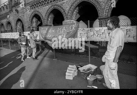 Deutschland, Berlin, 13. August 1991, Komitee für den Wiederaufbau der Mauer, symbolisch ein Stück der Mauer auf der Oberbaumbrücke, gemauert Stockfoto